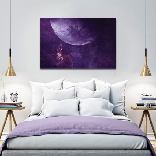 fioletowa sypialnia z fioletowym obrazem