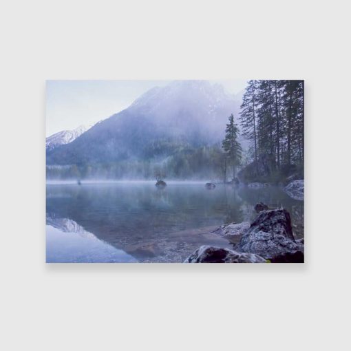 Mgła nad jeziorem na obrazie